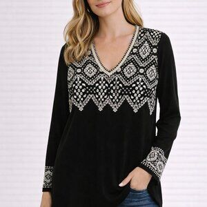 Roaman’s Black and White Cozy Sweater with V Neck Size M Cottagecore